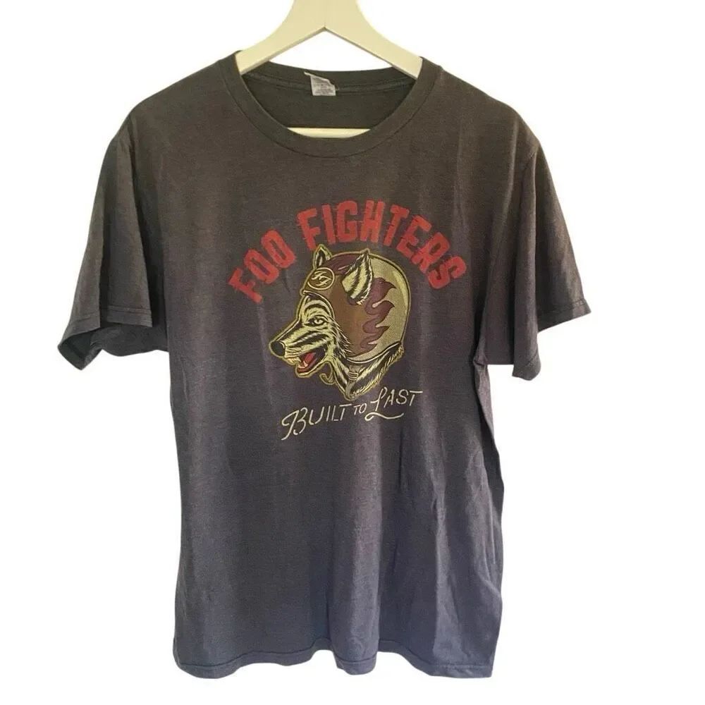 Foo fighters size medium gray and red short sleeve tshirt built to last FLAW see